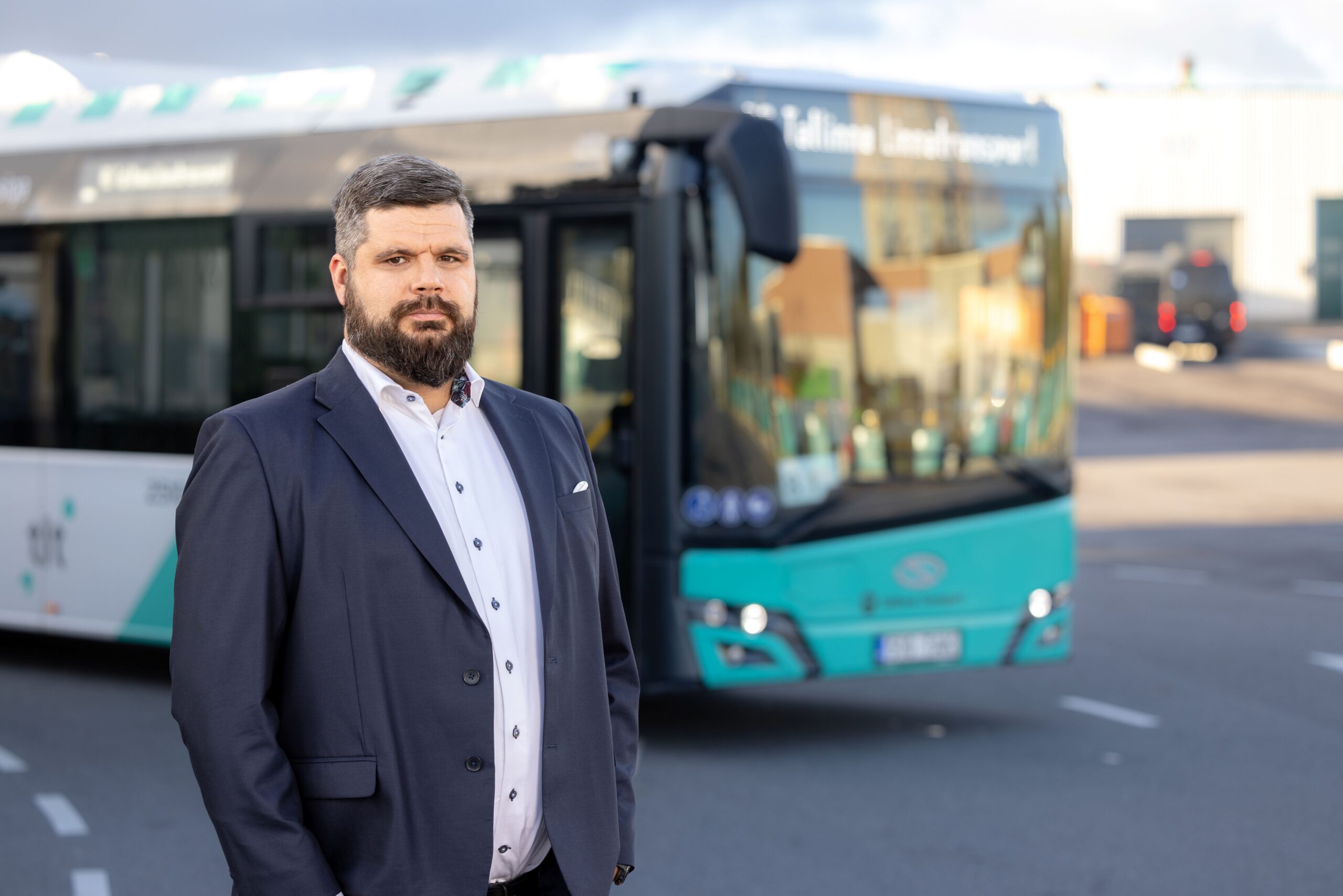 Valge sõiduauto ohtlik manööver sundis bussi järsult pidurdama – reisija sai vigastada