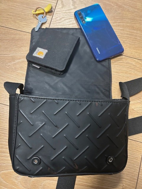 Leitud ese: Elektroonika, Kotid, Rahakotid, dokumendid — ID: 73539