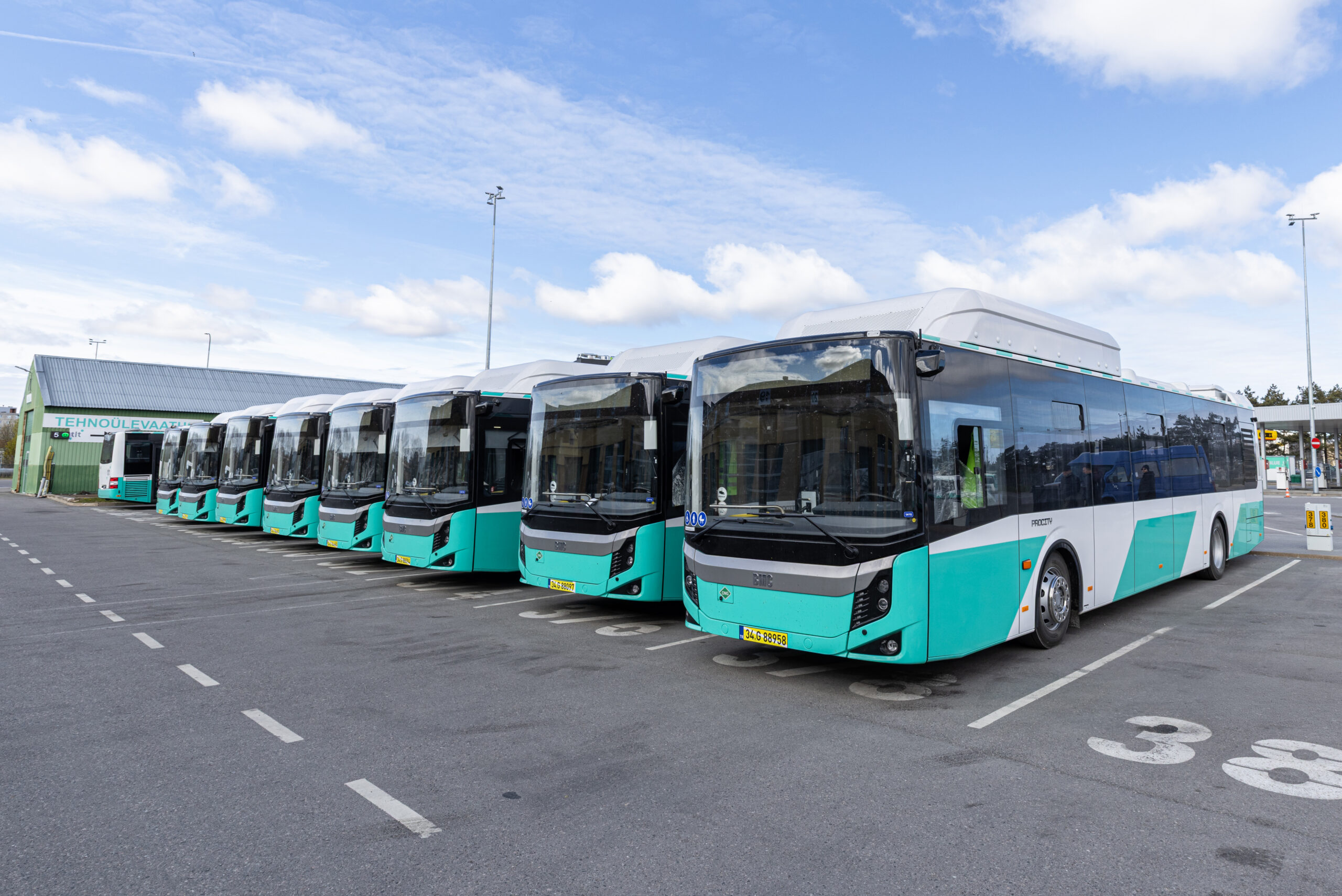 Tallinna Linnatranspordi veerem täieneb 30 uue surugaasil töötava linnaliinibussiga 