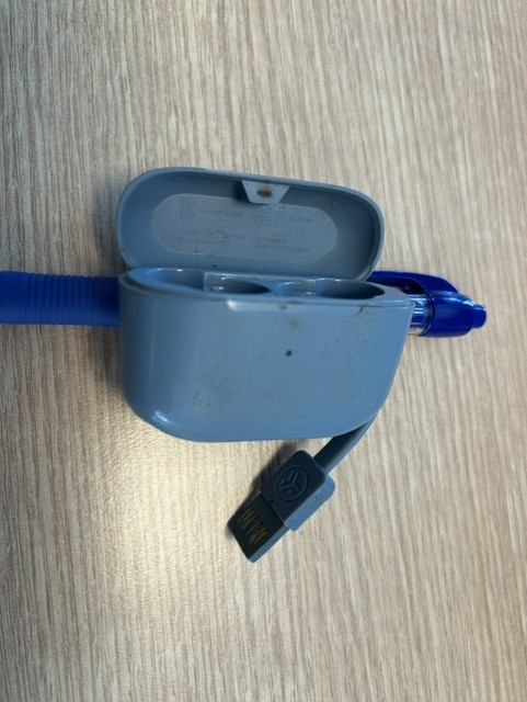 Avatud hallikassinine laadimiskarp musta USB-kaabliga, puidust pinnal.