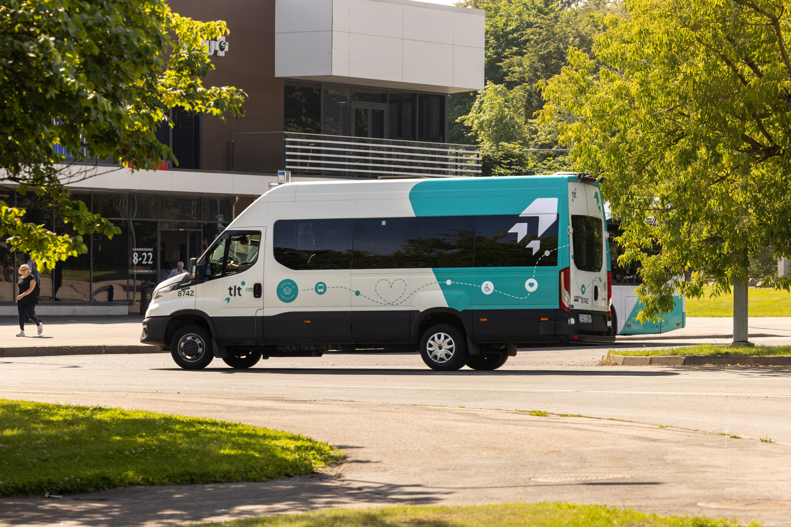 TLT valge-roheline sotsiaaltranspordi buss peatub linnas